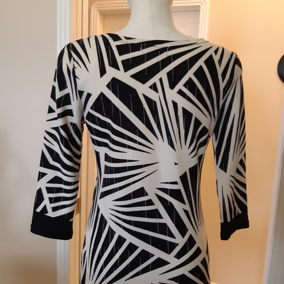 Papillon size medium sunburst geometric light knit round neck dress - Picture 6 of 10